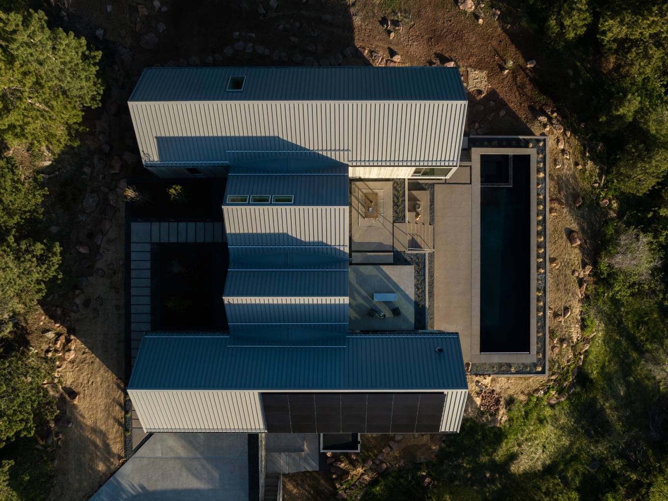The distinctive “H” shape of plan creates two distinctive private courtyards oriented to connect the views and natural light on site.